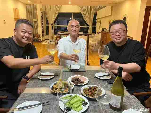 罗永浩与陈晓卿冯唐聚餐：使用苹果手机（聚餐.苹果.手机）