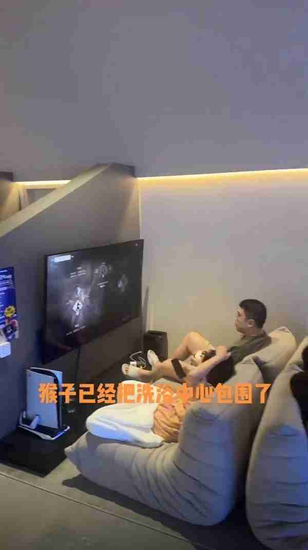年轻人去洗浴中心打游戏了：玩《黑神话：悟空》要排队（人去.悟空.排队）