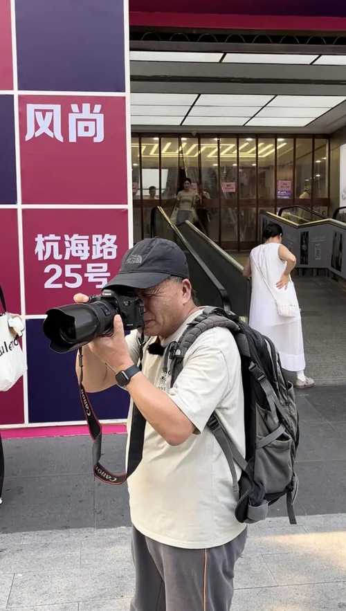 满满回忆杀，杭州摄影师拍下“中国服装第一街”的人生百态(杭州,拍下,摄影师,中国,百态......)