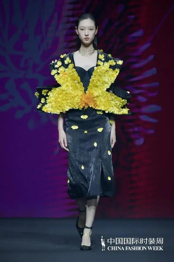 珠海设计师亮相中国国际时装周，将非遗与现代时尚巧妙深入融合(珠海,中国国际,巧妙,时装周,融合......)