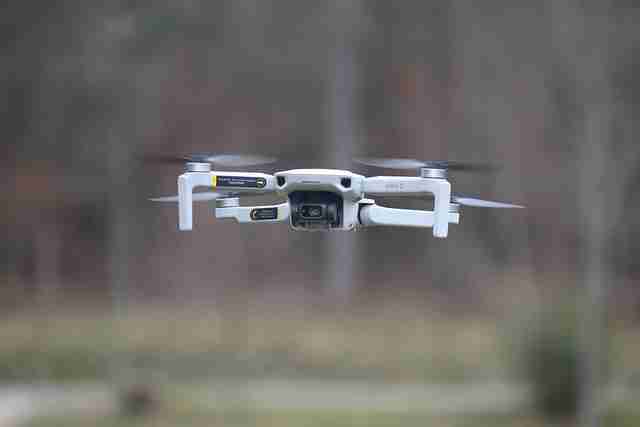 精准感知 300 米以下空域无人机，青岛移动开通北方首个规模化 5G-A 通感一体无线网（空域.无人机.青岛）