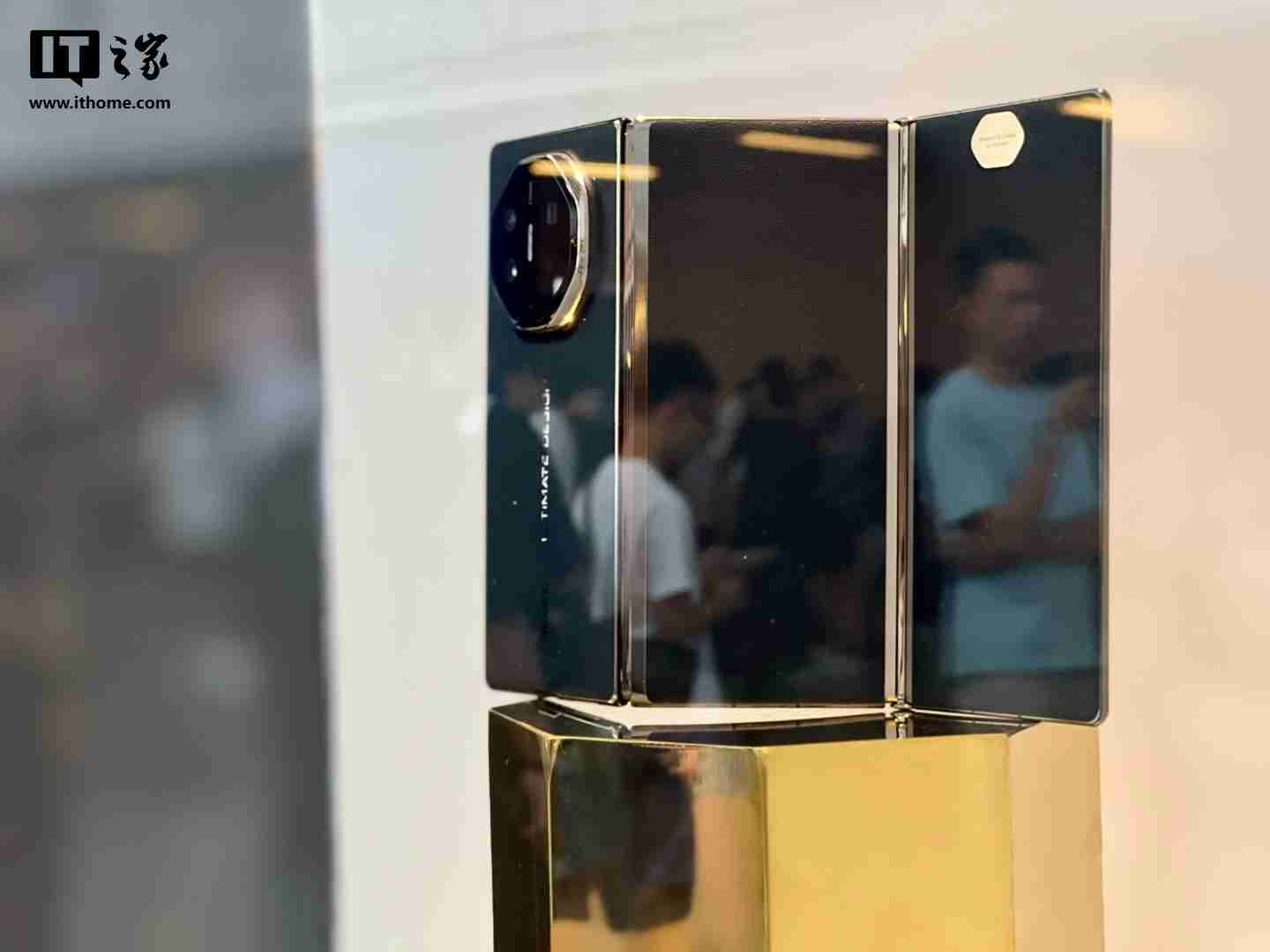华为 Mate XT 非凡大师三折叠手机真机实拍，展开厚度约 3 张银行卡（华为.银行卡.厚度）