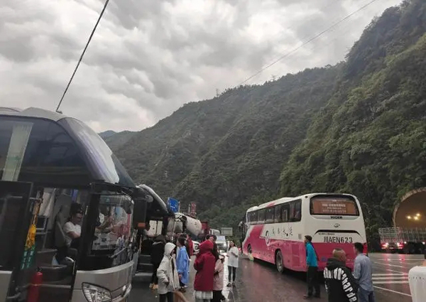 汶川突发泥石流部分路段中断，卧龙大熊猫苑神树坪基地因天气临时闭园(卧龙,汶川,泥石流,大熊猫,路段......)