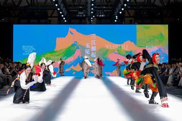 中秋夜赏时尚秀，2025春夏北京时装周闭幕(秋夜,春夏,闭幕,北京,时装周......)