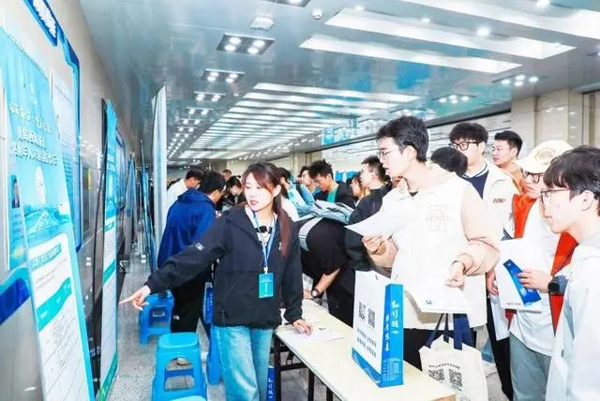 青岛西海岸新区：50家单位“闯关东”揽才(闯关东,青岛,新区,西海岸,单位......)