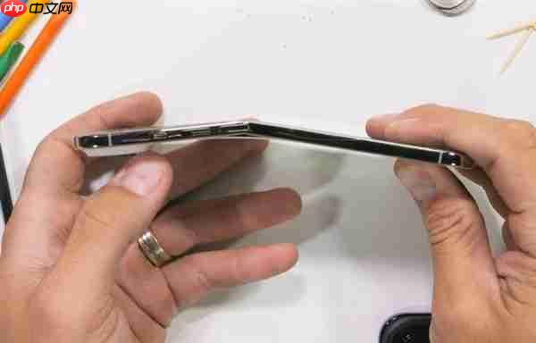 首次!5.6毫米机身的iPhone Air终于被掰弯了:需要100kg的力量 普通人根本掰不断(首次.机身.普通人)